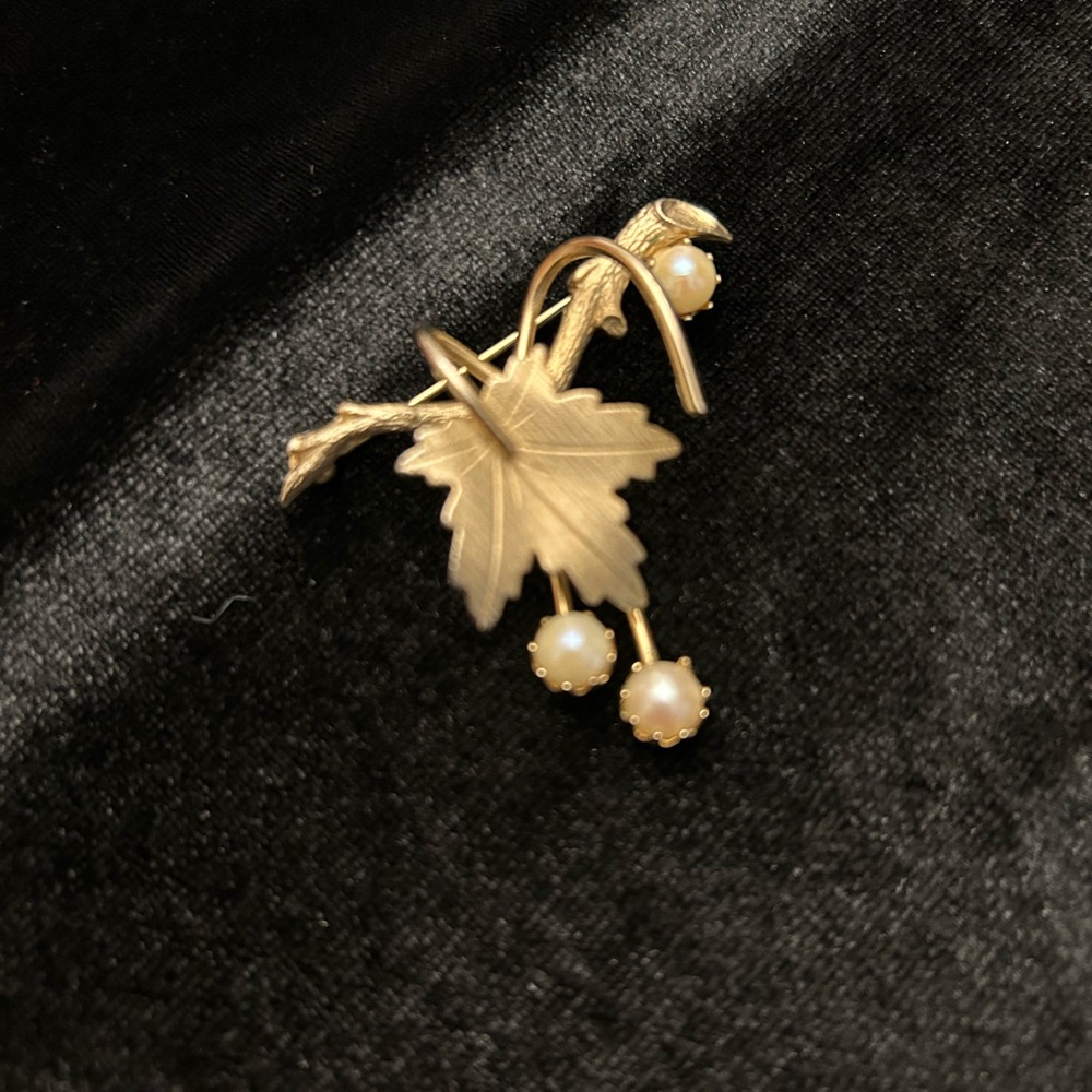 Elegant Gold Leaf Brooch with Pearls